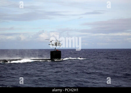 Océan (jan. 9, 2005) Р Un hélicoptère MH-60S Knighthawk, affecté à l'hélicoptère d'ТProvidersУ 5 e Escadron de soutien au combat (SC-5), les transferts de personnel médical à l'USS San Francisco (SSN 711) situé au sud de Guam, à la suite d'une collision sous-marine, le 8 janvier. Le personnel médical ont été transportés à l'attaque une fois qu'il était à portée d'aider le shipХs Corpsman devoir indépendant dans la prestation de soins urgents à membres blessés. Malheureusement, officier mécanicien de 2e classe Ashley Allen est décédé peu après l'arrivée massive d'teamХs médicale des blessures à la tête. La Marine américaine Banque D'Images