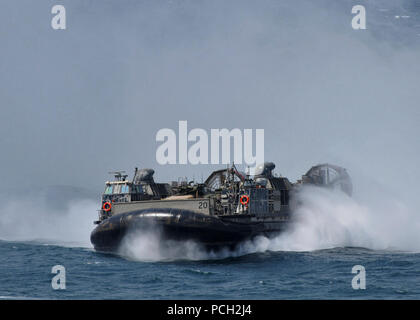 Golfe d'ADEN (16 août 2000 28, 2012) Un landing craft air cushion se prépare à entrer dans l'welldeck du quai de transport amphibie USS New York (LPD 21). New York, avec l'entrepris 24e Marine Expeditionary Unit, fait partie de l'Iwo Jima Groupe amphibie déployés à l'appui d'opérations de sécurité maritime et les efforts de coopération en matière de sécurité dans le théâtre dans la 5e Flotte des États-Unis zone de responsabilité. Banque D'Images