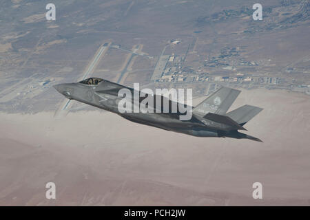 BASE AÉRIENNE D'EDWARDS, Californie, (août 8, 2012) le pilote d'essai de Lockheed Martin Dan Canin vole BF-2 pendant les essais de démarrage par air. Les démarrages pneumatiques testent la capacité du système de propulsion du F-35 à redémarrer pendant le vol. La vérification de la capacité de redémarrage du système de propulsion fait partie du programme d'essai en vol initial du F-35 et est une condition préalable pour les essais d'angle d'attaque élevé. Le F-35B est la variante du joint Strike Fighter conçu pour être utilisé par le corps des Marines des États-Unis, ainsi que par les partenaires internationaux F-35 au Royaume-Uni et en Italie. Le F-35B est capable d'effectuer des décollages courts et Banque D'Images