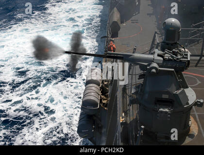 Océan Pacifique (Juin 13, 2017) Une marque 38 MOD 225 mm machine gun est tiré au cours d'un exercice de tir réel à bord de la classe Arleigh Burke destroyer lance-missiles USS Howard (DDG 83). Le navire est en cours avec le groupe aéronaval du Nimitz sur un déploiement prévu à l'ouest du Pacifique et l'Océan Indien. Banque D'Images