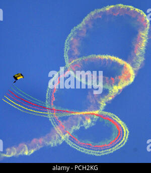 Angeles (Aug 6, 2005) - Membre de l'Équipe de parachutistes de la Marine américaine, le "saut de grenouilles, d' descend sur le centre-ville de Los Angles durant les 2005 jeux extrêmes. Le "Bond" Les grenouilles sont un homme de 15 équipe composée entièrement de U.S. Navy SEAL et guerre Combatant-Craft spécial Crewman (SWCC) personnel. C'est la deuxième année la Marine américaine a été un commanditaire associé les X Games. La Marine américaine Banque D'Images