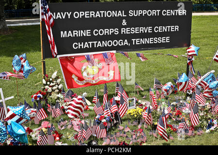 CHATTANOOGA, au Tennessee (20 juillet 2015) un mémorial établi par Chattanooga résidents au Centre de soutien opérationnel de la Marine (CNTO) et Marine Corps Reserve Center, Chattanooga montre leur soutien aux victimes de coups de feu le 16 juillet 2015 au CNTO et à un centre de carrière des Forces armées locales. Banque D'Images