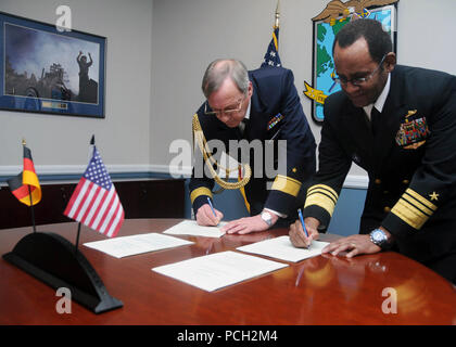 Adm arrière. Karl-Wilhelm Bollow, gauche, attaché militaire allemand, et vice-amiral. Mel Williams Jr., commandant du 2e Flotte, signer une déclaration d'intention mutuelle concernant la frégate de la marine allemande FGS Hessen. Hessen se prépare à obtenir en cours de Wilhelmshaven, Allemagne, en route vers les États-Unis pour des escales et devenir une partie de la Harry S. Truman Strike Group. Banque D'Images