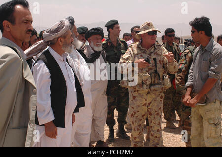 (Kaboul, Afghanistan) Une coalition Le formateur précise bataille tactique pour les membres du Parlement, des représentants des diverses provinces et États Fielding Centre leadership au cours d'un kandak de validation. Un "kandak" ou dans ce cas une validation est la dernière étape avant d'atteindre l'obtention du diplôme et expédiée à rejoindre la lutte contre les Taliban. Membre du Parlement et divers représentants de la province étaient présents pour cette validation. Banque D'Images