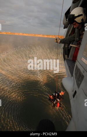 (Fév. 28, 2013) Un aircrewman Aircrewman Naval naval palans (hélicoptère) 1re classe Christian Lyons et Chef Aircrewman Naval (hélicoptère) Dave Brusby sur un Sea Hawk MH-60S comme hélicoptère de combat mer Hélicoptère Squardon (HSC) 9 effectue des opérations de recherche et sauvetage simulé. HSC 9 terminé seconde formation en recherche et sauvetage. Banque D'Images