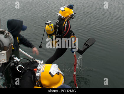 EVERETT, Washington (janvier 1985). 23, 2013) Marine Diver 2e classe Adam de l'Europe entre dans l'eau pour effectuer des réparations sur un quai à la Station Navale Everett. Banque D'Images