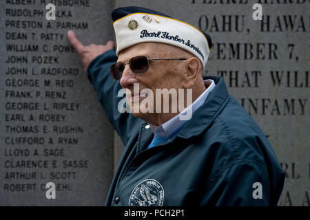 VIRGINIA BEACH, en Virginie (déc. 7, 2012) A. Preston Parham, un survivant de Pearl Harbor, points à son nom sur le mémorial de Pearl Harbor à l'expéditionnaire conjoint peu Base Creek-Fort Histoire après Pearl Harbour, une cérémonie du Souvenir. L'événement commémorait le 71e anniversaire de l'attaque sur le Pearl Harbor. Banque D'Images