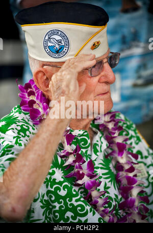 PEARL HARBOR (déc. 7, 2012) Un survivant de Pearl Harbor rend un hommage lors de la 71e anniversaire Pearl Harbor Day cérémonie de commémoration au Pearl Harbour Centre d'accueil. Plus de 2000 invités ont assisté au National Park Service et de la Marine a organisé une cérémonie commémorative commune à la Deuxième Guerre mondiale, la Vaillance dans la Pacific National Monument. Le thème de cette année portait sur "l'avènement de l'âge - de l'innocence à la vaillance." Banque D'Images