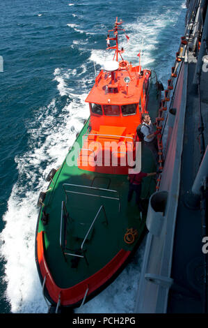 Un projet pilote vient à bord du croiseur lance-missiles USS Vella Gulf (CG 72) pour guider le navire à travers le détroit des Dardanelles en route vers la mer Méditerranée le 26 août 2014. Le Vella Gulf a effectué les opérations de sécurité maritime et sécurité théâtre missions de la mer Noire dans le cadre de l'engagement des États-Unis à la stabilité régionale. Banque D'Images