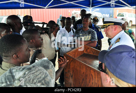 Le cmdr. Robert T. Hendrickson, commandant de la Garde côtière américaine (WMEC 913 Mohawk), parle aux médias locaux lors d'une conférence de presse sur le quai lors d'une escale au port de Freetown. Le mohawk a récemment participé au Partenariat de l'Afrique de l'application du droit maritime, une mission qui met l'accent sur l'amélioration des partenariats de coopération avec les services maritimes régionaux afin d'atteindre des objectifs internationaux tels que la stabilité et la sécurité. Mohawks, homeported à Key West, en Floride, est sur un déploiement prévu dans la sixième flotte américaine zone de responsabilité. ( Banque D'Images