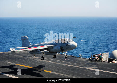 Le Golfe Arabique (21 juillet 2014) Un EA-6B Prowler affecté à l'Escadron d'attaque électronique de Garudas (VAQ) 134 se prépare à atterrir sur le pont d'envol du porte-avions USS George H. W. Bush (CVN 77). George H. W. Bush soutient les opérations de sécurité maritime et les efforts de coopération en matière de sécurité dans le théâtre dans la 5e Flotte des États-Unis zone de responsabilité. Banque D'Images