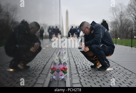 WASHINGTON (9 avril 2018) maître d'armes de 1re classe Ian Barton, l'un des quatre finalistes pour la Réserve de la Marine marin de l'année, se lit une note laissée à la Vietnam Veterans Memorial pendant une course au National Mall. Le run est le premier événement dans une semaine de jury de sélection pour sélectionner l'élément de la réserve haut Marin et reconnaître chaque finaliste pour leurs performances exceptionnelles. Banque D'Images