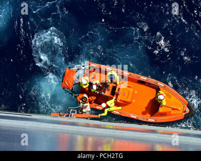 Une embarcation pneumatique à coque rigide affecté à la défense australienne navire Ocean Shield fournit des données liées à l'effort international pour localiser la Malaisie Airlines Flight 370 à la cargaison sèche et munitions ship USNS Cesar Chavez (T-AKE 14) dans la 7e Flotte des États-Unis zone de responsabilité 13 avril 2014. Les navires et aéronefs de la marine américaine ont été envoyés pour aider une multinationale recherche de Malaysia Airlines Flight 370, qui a disparu le 8 mars 2014, sur le golfe de Thaïlande avec 239 personnes à bord. Banque D'Images