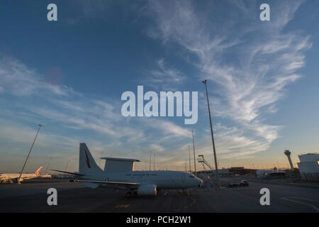 La Royal Australian Air Force E-7A Wedgetail aéronef se trouve sur la ligne de vol à l'Aéroport de Perth à Perth, Australie, le 4 avril 2014. L'aéronef a été utilisé au cours de l'effort international pour localiser la Malaisie Airlines Flight 370. Les navires et aéronefs de la marine américaine ont été envoyés pour aider une multinationale recherche de Malaysia Airlines Flight 370, qui a disparu le 8 mars 2014, sur le golfe de Thaïlande avec 239 personnes à bord. Banque D'Images