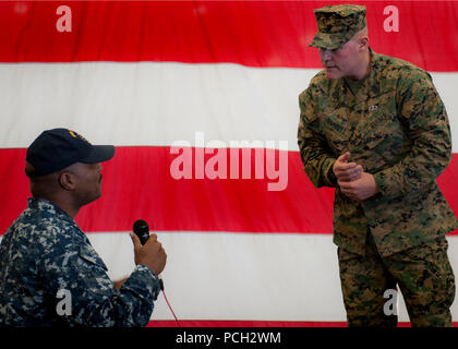 SAN DIEGO (janv. 5, 2015) Le Sgt. Major de la Marine Corps Micheal P. Barrett prend une question du chef de l'Hospital Corpsman Gerald Lee lors d'un appel mains libres à bord du navire d'assaut amphibie USS America (LHA 6). L'Amérique est le premier navire de sa classe et la quatrième à porter le nom. Le navire remplace le Tarawa-classe de navire d'assaut amphibie comme la prochaine génération "big-deck" (navire d'assaut amphibie et est optimisé pour l'aviation et capable de prendre en charge les aéronefs actuels et futurs tels que le MV-22 Osprey et F-35B Joint Strike Fighter. Banque D'Images