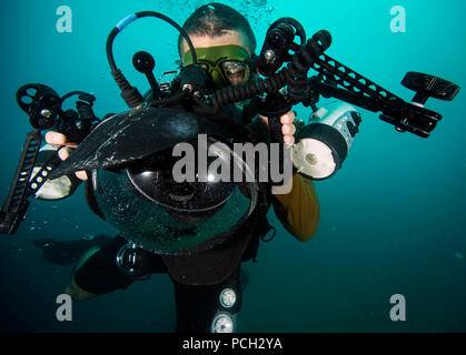 GUANTANAMO BAY, Cuba (nov. 16, 2015) Spécialiste de la communication de masse 2e classe Sean Furey, affecté à la section Caméra de combat expéditionnaire procède underwater Banque D'Images