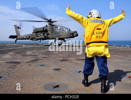 U.S. 5ÈME ZONE DE RESPONSABILITÉ DE LA FLOTTE (nov. 11, 2012) Premier maître de Manœuvre Senior Maemarie Lazo dirige une forces armées koweïtiennes AH-64D Apache helicopter qu'il atterrit sur le pont du navire de débarquement amphibie USS Rushmore dock (LSD 47). Rushmore est impatient qui participent à l'exercice 13, un Mace cycle exercice bilatéral visant à accroître la performance tactique de la U.S. Navy, Corps des Marines des États-Unis et le Koweït Forces armées. Rushmore est une partie de l'amphibie de Peleliu, avec le groupe s'est lancé 15e Marine Expeditionary Unit (MEU) 15e et est déployée à l'appui de la sûreté maritime ope Banque D'Images