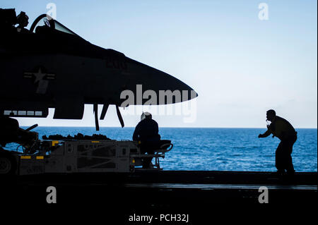 Océan Pacifique (nov. 7, 2012) l'Aviation BoatswainХs Mate (manutention) 3e classe Ron Peter Magan guide le placement d'un aéronef à voilure fixe dans le crochet de bay du porte-avions USS Nimitz (CVN 68). Nimitz est actuellement en cours participant à l'exercice d'une force opérationnelle shipХs (JTFEX). Banque D'Images