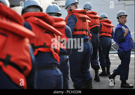 La mer d'Oman (nov. 25, 2012) Technicien Cryptologic (Collection) 3 Classe Nicole Roderick, de Boston, oriente les gestionnaires de ligne au cours d'un ravitaillement en mer à bord du destroyer lance-missiles USS Jason Dunham (DDG 109). Jason Dunham est déployé sur le 5e Flotte des États-Unis zone de responsabilité des opérations de sécurité maritime, les efforts de coopération en matière de sécurité dans le théâtre et missions d'appui pour l'opération Enduring Freedom. Banque D'Images