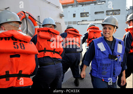 La mer d'Oman (31 déc. 10, 2012) Technicien Cryptologic (Collection) 3 Classe Nicole Roderick oriente les gestionnaires de ligne à bord du destroyer lance-missiles USS Jason Dunham (DDG 109) au cours d'un ravitaillement en mer. Jason Dunham est déployé sur le 5e Flotte des États-Unis zone de responsabilité des opérations de sécurité maritime, les efforts de coopération en matière de sécurité dans le théâtre et missions d'appui pour l'opération Enduring Freedom. Banque D'Images