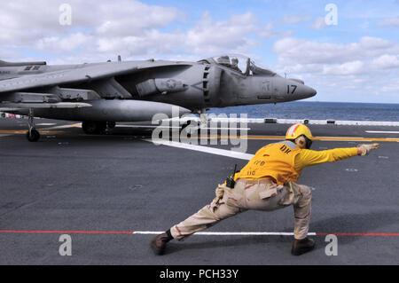 Océan Atlantique (fév. 4, 2012) l'aviation en chef Maître de Manœuvre (manutention) Antonio Wright, de Charlotte, N.C., diriger le lancement d'un AV-8B Harrier sur le pont d'envol du navire d'assaut amphibie USS Kearsarge LHD (3) au cours de l'exercice Bold Alligator 2012. Bold Alligator est le plus grand exercice amphibie de la marine au cours des 10 dernières années et représente le Corps des Marines de la Marine et de revitalisation de l'ensemble des opérations amphibies. L'exercice se concentre sur la lutte d'aujourd'hui avec les forces d'aujourd'hui, tout en montrant les avantages de seabasing. L'exercice aura lieu le 30 janvier au 12 février 201 Banque D'Images