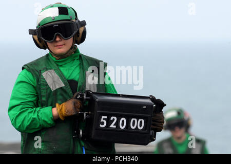 U.S. 5ÈME ZONE DE RESPONSABILITÉ DE LA FLOTTE (janv. 9, 2013) l'Aviation maître de Manœuvre (Équipement) Airman Barbara Chapman confirme une masse de l'aéronef avant le lancement à bord du porte-avions USS JOHN C. STENNIS (CVN 74). John C. Stennis est déployé sur le 5e Flotte des États-Unis zone de responsabilité des opérations de sécurité maritime, les efforts de coopération en matière de sécurité dans le théâtre et missions d'appui pour l'opération Enduring Freedom. Banque D'Images