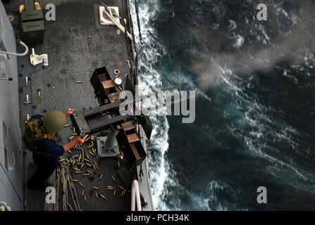 U.S. 5ÈME ZONE DE RESPONSABILITÉ DE LA FLOTTE (31 déc. 26, 2012) Technicien électronique Seaman Levi incendies Holmes un double canon de calibre 50 fusil au cours d'un exercice de tir réel à bord du navire de transport amphibie USS dock Green Bay (LPD 20). Green Bay fait partie de la groupe amphibie de Peleliu et avec la 15e unité expéditionnaire de Marines embarqués (15e MEU) est déployée à l'appui d'opérations de sécurité maritime et les efforts de coopération en matière de sécurité dans le théâtre dans la 5e Flotte des États-Unis zone de responsabilité. Banque D'Images