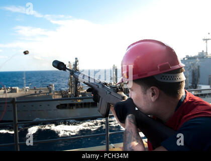 Mer Méditerranée (nov. 23, 2012) Gunner's Mate 3 Classe Andrew Brown, affecté à l'assaut amphibie USS Iwo Jima (DG 7), un coup de feu à la ligne de ravitaillement de la flotte militaire commande de réapprovisionnement oiler USNS Laramie (T-AO 203) au cours d'un ravitaillement en mer. Iwo Jima est le fleuron de l'Iwo Jima groupe amphibie, déployée avec l'entrepris 24e Marine Expeditionary Unit (24e MEU) pour appuyer les opérations de sécurité maritime et les efforts de coopération en matière de sécurité dans le théâtre américain dans la zone de responsabilité de la sixième flotte. Banque D'Images