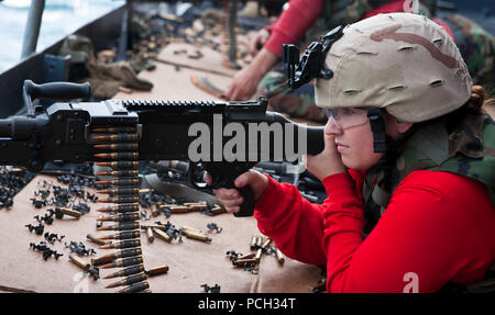 Océan Pacifique (18 juillet 2012) l'Aviation 2e classe Ordnanceman Caroline Etter tire une mitrailleuse M240 lors d'une qualification d'armes sur la plage arrière de la classe Nimitz porte-avions USS JOHN C. STENNIS (CVN 74). John C. Stennis est de retour à son port d'attache de Bremerton, dans l'après avoir effectué des exercices de maintien en puissance au large de la Californie. Banque D'Images