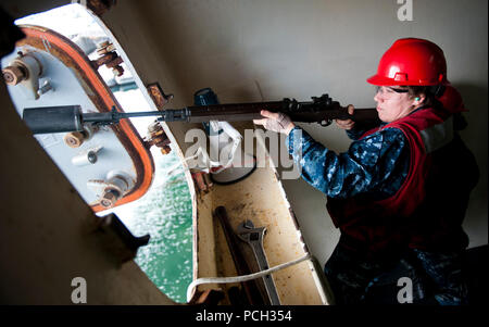 PUGET SOUND, dans l'État (23 juillet 2012) l'Aviation aviateur Ordnanceman Breanna Heidel, de Neosho, Wisc., les incendies la ligne messenger à l'embarcadère de la classe Nimitz porte-avions USS JOHN C. STENNIS (CVN 74) comme le navire tire à Bremerton, dans l'Stennis est de revenir à son port d'attache après avoir effectué des exercices de maintien en puissance au large de la Californie. Banque D'Images