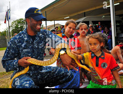 BRISBANE, AUSTRALIE (21 juillet 2015) 3ème classe Dearra Spécialiste culinaire Horton, affecté à la 7ème Flotte américaine navire amiral USS Blue Ridge (CAC 19), est titulaire d'un serpent pour montrer aux élèves à partir de la Communauté indépendante aborigènes et l'école pendant un événement de service communautaire à Burringilly Aboriginal Corporation. Blue Ridge est la réalisation d'une escale à Brisbane pour patrouiller la zone d'opérations de la 7e flotte. Banque D'Images