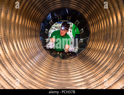 Océan Atlantique (11 avril 2017) l'Aviation Machiniste 4400 3e classe Adam Parker, de Virginia Beach, en Virginie, inspecte la chambre de post-combustion d'un moteur d'avion jet dans la boutique du porte-avions USS Dwight D. Eisenhower (CVN 69). Dwight D. Eisenhower et son groupe aéronaval sont en cours participant à un exercice de soutien conçus pour maintenir la disponibilité du déploiement dans le cadre du Plan d'intervention de la flotte optimisée (OFRP). Banque D'Images