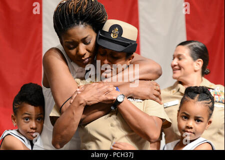 MILLINGTON, Tennessee (7 juin 2017) Technicien de systèmes d'information en chef Senior Latoya Bauman, affecté à la marine, la commande est acceptée par sa famille après qu'elle est accrochée au cours d'une cérémonie à l'épinglage chef Pat Thompson Conference Center à la base navale américaine (NSA) Mid-South Mid-South. Mid-South NSA est accueil à BUPERS-Millington et Commandement du personnel de la Marine. Banque D'Images