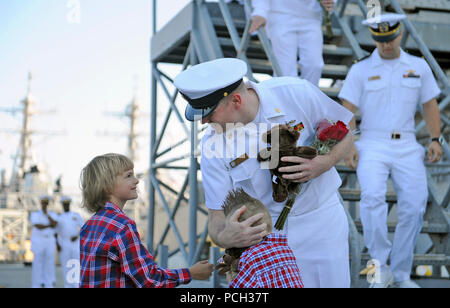 MAYPORT, Floride (nov. 5, 2012) responsable de la sécurité-incendie Controlman Shayne Campisi, affectés à l'USS croiseur lance-missiles Vicksburg (CG 69), accueille son fils pendant la fin de semaine du navire à la Station Navale de Mayport. Vicksburg et subi avec succès une exploitation après déploiement final dans la 5e Flotte des États-Unis zone de responsabilité des opérations de sécurité maritime, les efforts de coopération en matière de sécurité dans le théâtre et missions d'appui dans le cadre de l'opération Enduring Freedom. Banque D'Images