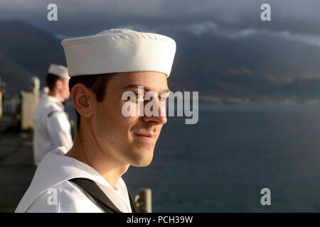 GAETA, Italie (oct. 3, 2015) 3ème classe Technicien de systèmes d'information Michael Tontz mans les rails comme la sixième flotte américaine navire de commandement et de contrôle USS Mount Whitney (LCC 20) tire à Gaeta, Italie après 9 mois période en cale sèche à Rijeka, Croatie. Le Mont Whitney, à Gaeta, déployées à l'avant de l'Italie, fonctionne avec un équipage de marins de la Marine américaine et militaire Commande de transport maritime Les marins du service civil. Banque D'Images