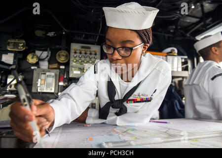 Sri Lanka (27 mars 2017) 3e classe Quartier-maître Tyler Terrell, de l'Atlanta, parcelles d'un cours sur le pont du navire de débarquement amphibie USS Comstock dock (LSD 45) comme le navire arrive à Colombo, Sri Lanka, de mener la coopération en matière de sécurité dans le théâtre des événements avec la marine sri-lankaise et Marine Corps. Comstock, partie de l'île de Makin groupe amphibie, avec la 11e unité expéditionnaire de Marines embarqués, est sur un déploiement prévu à la 7ème Flotte américaine zone d'opérations. Banque D'Images