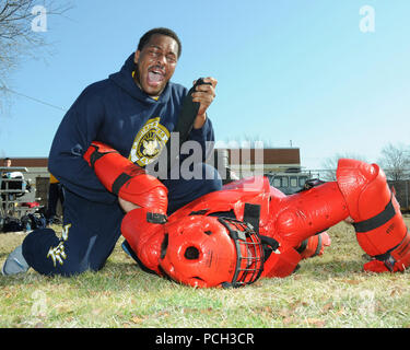 La NORFOLK (janv. 29, 2013) 3ème classe spécialiste culinaire Carvell Wingfield, affectée du navire d'assaut amphibie USS Wasp LHD (1), effectue un contrôle de l'avantage mécanique (MACH) prendre vers le bas au cours de la réaction de sécurité armés Sentry et Force-Basic (CRS-B) la classe. La classe est un cours de deux semaines les marins d'enseignement sur les règles et les règlements qu'une montre stander, et fournit des marins avec un bon maniement des armes nucléaires, la sécurité des armes à feu, de familiarisation, manœuvres tactiques et le bon usage de la force meurtrière. Banque D'Images