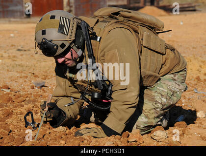 INDIAN HEAD, Maryland (janv. 23, 2013) Le chef des explosifs et munitions Ryan Swanson, attribué à Naval Surface Warfare Center, des explosifs et munitions navales de la technologie, l'appui technique, détachement (NAVEODTECHDIV DNT), 4 Peloton utilise une sonde pour s'assurer que la mine troublée la saleté autour d'un cratère d'explosion est en sécurité pendant une enquête post-explosion de l'exercice dans le moignon cou l'annexe à l'installation de soutien naval Indian Head. NAVEODTECHDIV DNT est une commande d'assistance unique administré par la Marine américaine et utilisé par tous les services armés pour collecter, traiter, exploiter et analyser les dispositifs ennemis explosi Banque D'Images