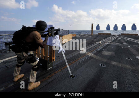 La mer d'Oman (nov. 10, 2012) Yeoman 2e classe Ras-Neheisi Benzo, de New York, une carabine M4 lors d'une qualification d'armes à bord du destroyer lance-missiles USS Jason Dunham (DDG 109). Jason Dunham est déployé sur le 5e Flotte des États-Unis zone de responsabilité des opérations de sécurité maritime, les efforts de coopération en matière de sécurité dans le théâtre et missions d'appui pour l'opération Enduring Freedom. Banque D'Images