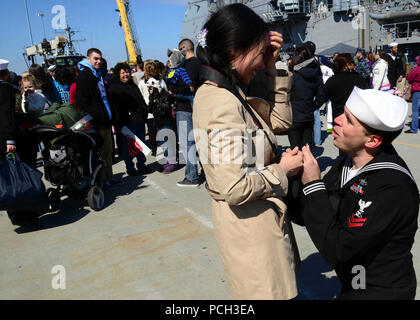 La NORFOLK (28 mars 2013) Spécialiste de la communication de masse 2e classe Aaron Chase propose à son amie une fois de retour à la maison à partir d'un neuf et demi mois de déploiement à bord du destroyer lance-missiles USS Winston S. Churchill (DDG 81). Winston S. Churchill a été déployée à la 5e Flotte des États-Unis zone de responsabilité. Banque D'Images