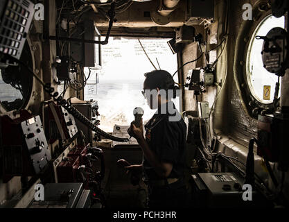 Mer Méditerranée (4 juillet 2016) Le lieutenant J.G. Catherine Miller, affecté à la cruiser lance-missiles USS San Jacinto (CG 56), monte la garde à l'intérieur de la tour de contrôle de l'hélicoptère du navire pendant le vol trimestres. San Jacinto est déployée à l'appui de l'opération inhérents à résoudre, les opérations de sécurité maritime et le théâtre de sécurité menée dans la sixième flotte américaine zone d'opérations. Banque D'Images