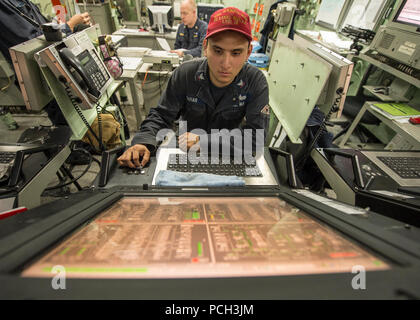 Océan Pacifique (jan. 30, 2015) 3ème classe technicien d'entretien des coques Luis Aguiar mans une station de contrôle de l'ingénierie dans la console de contrôle central à bord du San Antonio-classe de transport amphibie USS dock Green Bay (LPD 20). Green Bay transite à Sasebo, au Japon, à se joindre à la 7ème Flotte américaine déployées à l'avant du forces navales. Green Bay est le remplacement de l'Austin déclassés de la classe de transport amphibie USS Denver dock (9 LPD), auparavant l'avant-déployé à Sasebo, et renforcera la présence aux États-Unis amphibie 7e flotte dans le cadre de la U.S. Navy's plan à long terme d'envoyer le m Banque D'Images