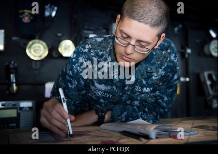 Océan Pacifique (Mars 23, 2015) Quartier-maître apprenti matelot, Sassonlevy Brandon de Plainview, NEW YORK), trace une voie sur le pont de la San Antonio-classe de transport amphibie USS dock Anchorage (LPD 23) pendant une simulation de strait transit. Anchorage est en cours participant à une unité de formation composite de l'exercice avec le groupe amphibie d'Essex. Banque D'Images