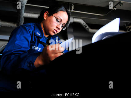 Océan Pacifique (fév. 14, 2013) Maître de Manœuvre des études de 3e classe Veronica Morton pour son second maître de classe d'examen sur la plage arrière du porte-avions USS Carl Vinson (CVN 70). Carl Vinson est en cours la réalisation du système d'atterrissage de précision (EPLA) et l'envol des certifications. Banque D'Images