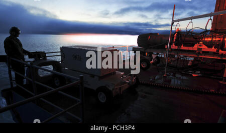 Océan Pacifique (10 juin 2013) l'Aviation Machiniste 4400 3 classe Timothy Dauch observe un test de post-combustion d'un moteur de ventilateur turbo pour un Super Hornet sur la plage arrière du porte-avions USS Carl Vinson (CVN 70). Carl Vinson est en cours au large de la côte de Californie du Sud menant au niveau de l'unité de formation. Banque D'Images