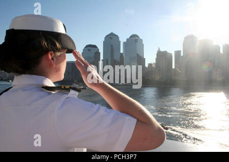 Rivière, N.Y. (sept. 11, 2006) - Le lieutenant J.G. Heather Twiggs stationnés à bord du quai de transport amphibie USS San Antonio (LPD 17) rend un hommage à la ville de New York que le navire passe de Ground Zero à New York. San Antonio et son équipage sont à New York pour commémorer ceux qui ont perdu la vie, il y a cinq ans pendant le 11 septembre 2001 attentats terroristes à New York, le Pentagone et Shanksville, Pennsylvanie U.S. Navy Banque D'Images