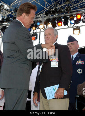 San Diego, Californie (29 mai 2005) - California Gov. Arnold Schwarzenegger awards une 'rupture' de canard à l'Army Air Corps Harry Vétéran Kaplan lors d'une cérémonie du 60e ANNIVERSAIRE DE LA SECONDE GUERRE MONDIALE. Le canard 'rupture' fut donné à des membres du service en tout honneur renvoyé du service pendant la DEUXIÈME GUERRE MONDIALE. La cérémonie a été organisée par le ministère de la Défense La Seconde Guerre mondiale, Commémoration du 60e anniversaire de la Commission de rendre hommage et de reconnaître les anciens combattants de la Seconde Guerre mondiale pour leur excellent service et sacrifice pendant la fin de semaine du Memorial Day. La Marine américaine Banque D'Images