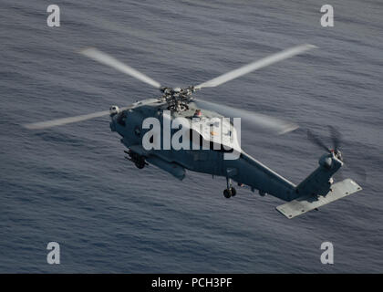 Mer de Chine du Sud (18 mai 2013) Un MH-60R Sea Hawk affecté à la meute de l'Escadron d'hélicoptères grève maritime (HSM) manoeuvres 75 sur la mer de Chine du Sud. Le HSM-75 fait partie de l'Escadre aérienne de transporteur 11 déployés avec le groupe aéronaval du Nimitz de la 7è zone de responsabilité de la flotte des opérations de sécurité maritime et les efforts de coopération en matière de sécurité dans le théâtre. Banque D'Images