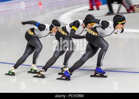 La femme japonaise Miho Takagi # 1, Ayano Sato # 3,Nana Takagi # 4 concurrence dans l'équipe féminine de patinage de vitesse poursuite finale aux Jeux Olympiques d'hiver Banque D'Images