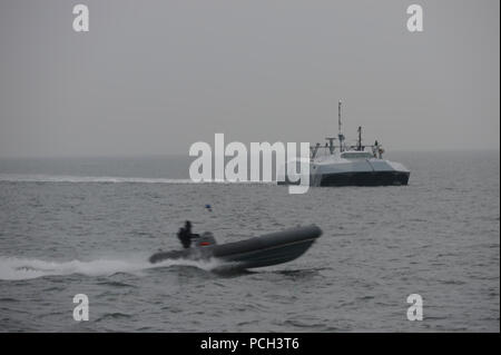 Océan Atlantique (janvier 1985). 16, 2013) menaces simulées petit bateau passe par le bateau expérimental à grande vitesse pour les marins affectés à Stiletto Marine Expeditionary Combat Command (CCEN) peuvent observer de nouvelles technologies dans un environnement maritime. Banque D'Images